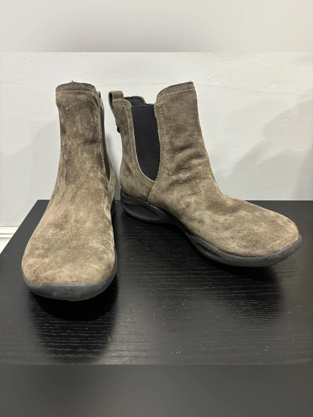 Women's Suede Chelsea Booties in Olive Taupe Clark’s wave leather sz 7